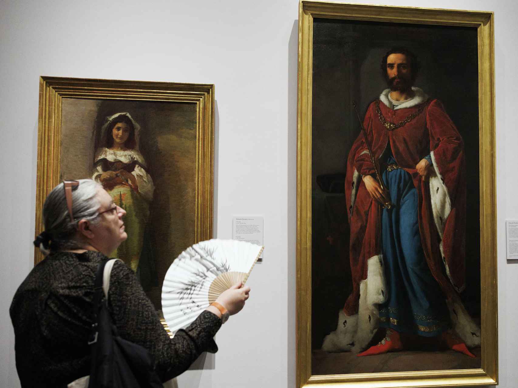 Una mujer se abanica junto al lienzo de Eduardo Rosales ‘García Aznar, conde de Aragón’ (1857)