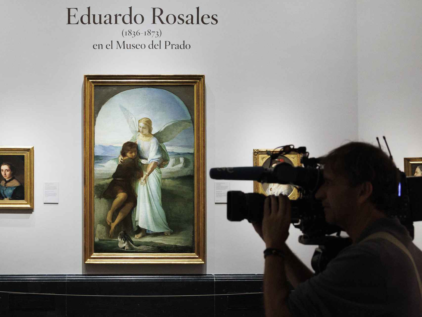 Un cámara toma imágenes de la sala temporal dedicada a Eduardo Rosales con motivo del 150 aniversario de su fallecimiento