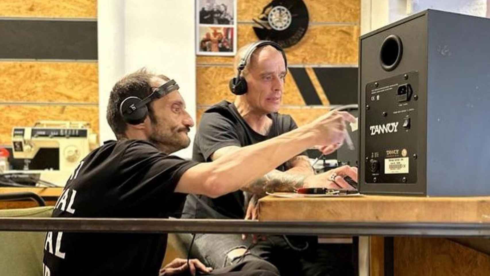 Los DJ Pastis y Buenri, produciendo música en su estudio