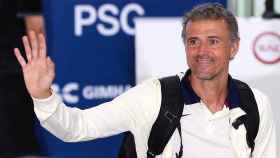 Luis Enrique, saludando como entrenador del Paris Saint-Germain / EFE