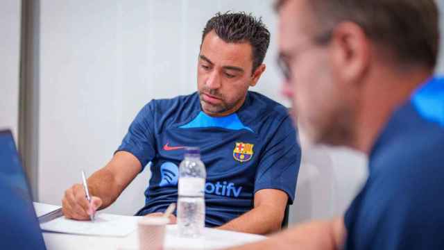 Xavi Hernández, durante una reunión del cuerpo técnico del FC Barcelona / REDES