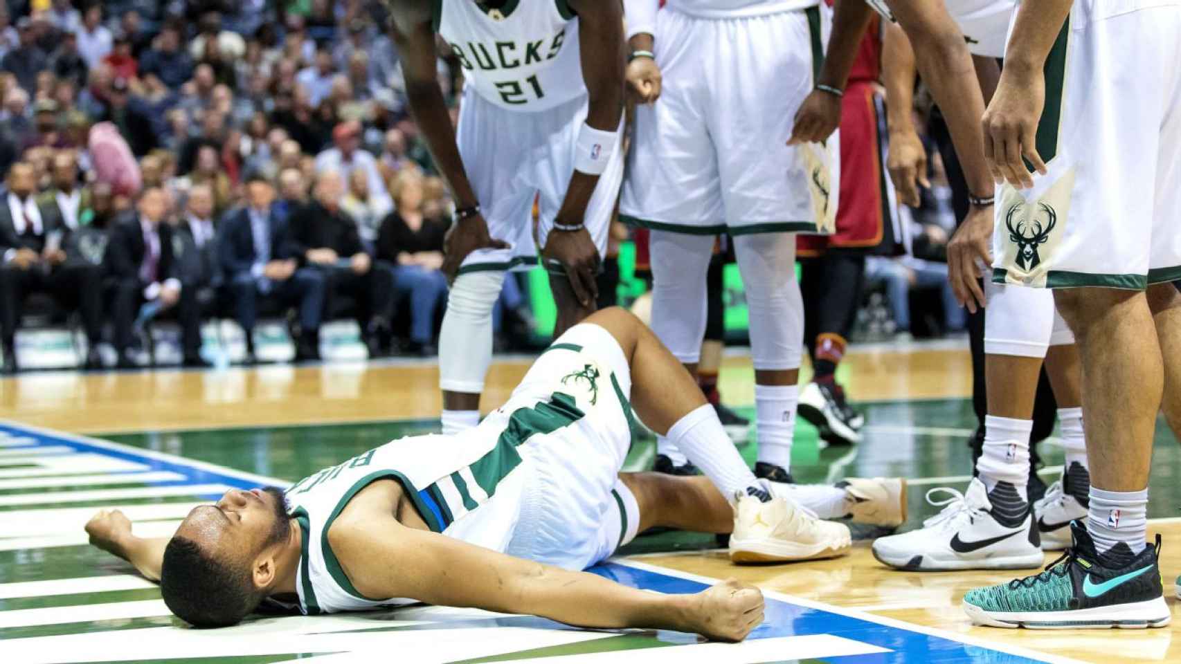 Jabari Parker se lesiona en un partido de la NBA