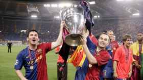 Messi e Iniesta alzan la Champions del Barça conquistada en 2009