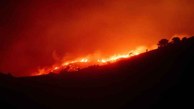 El fuego que arrasa los alrededores de Portbou y Colera, en el Alt Empordà / EP