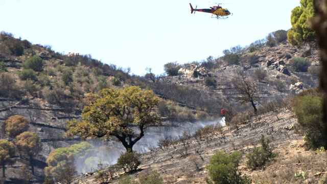 Trabajos de extinción del incendio en Colera