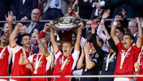 Los jugadores del Arsenal levantan el trofeo de la Community Shield