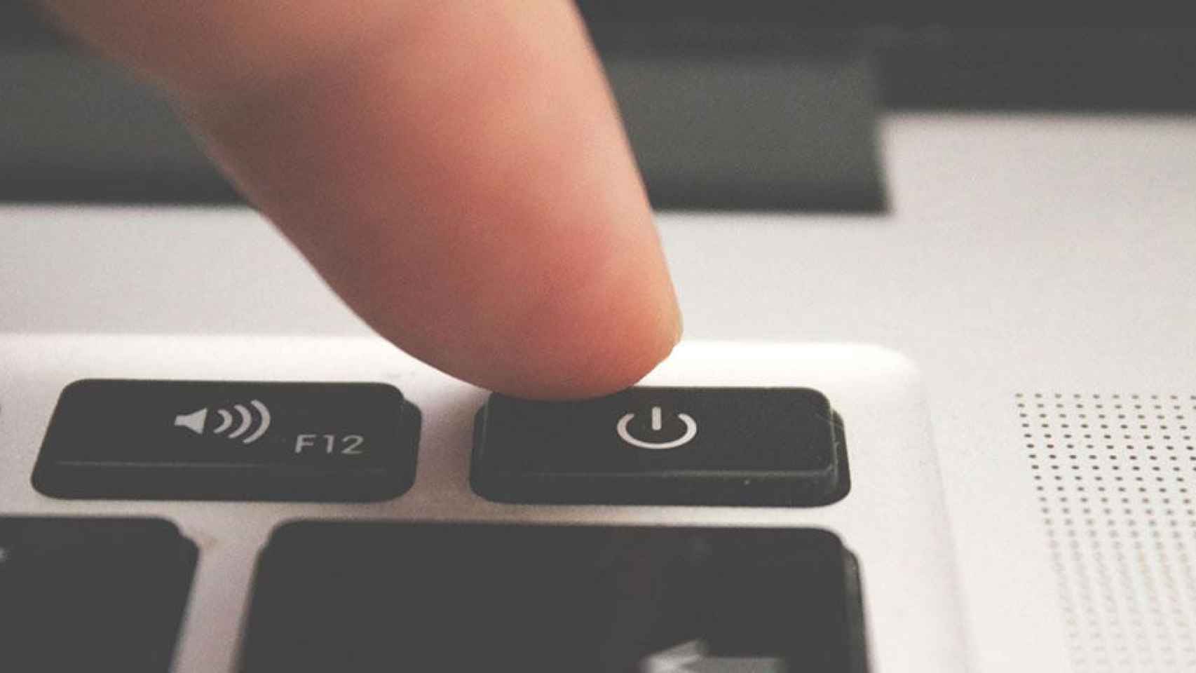 Una persona apaga su ordenador como muestra de la desconexión digital