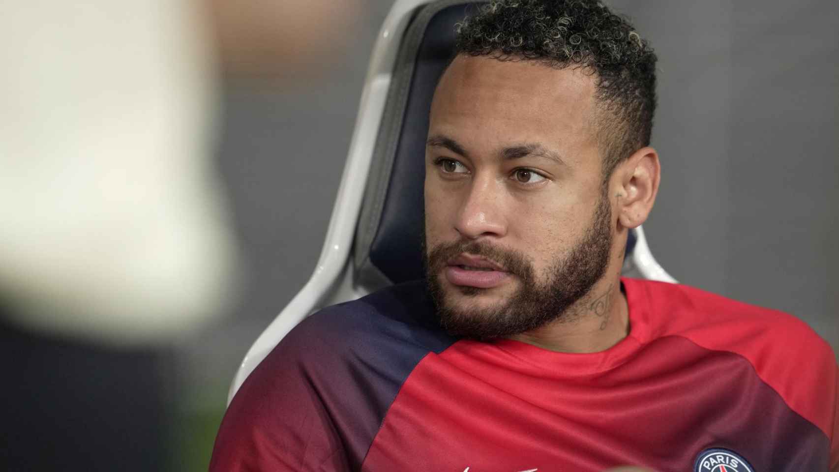 Neymar Jr, sentado en el banquillo del Paris Saint-Germain