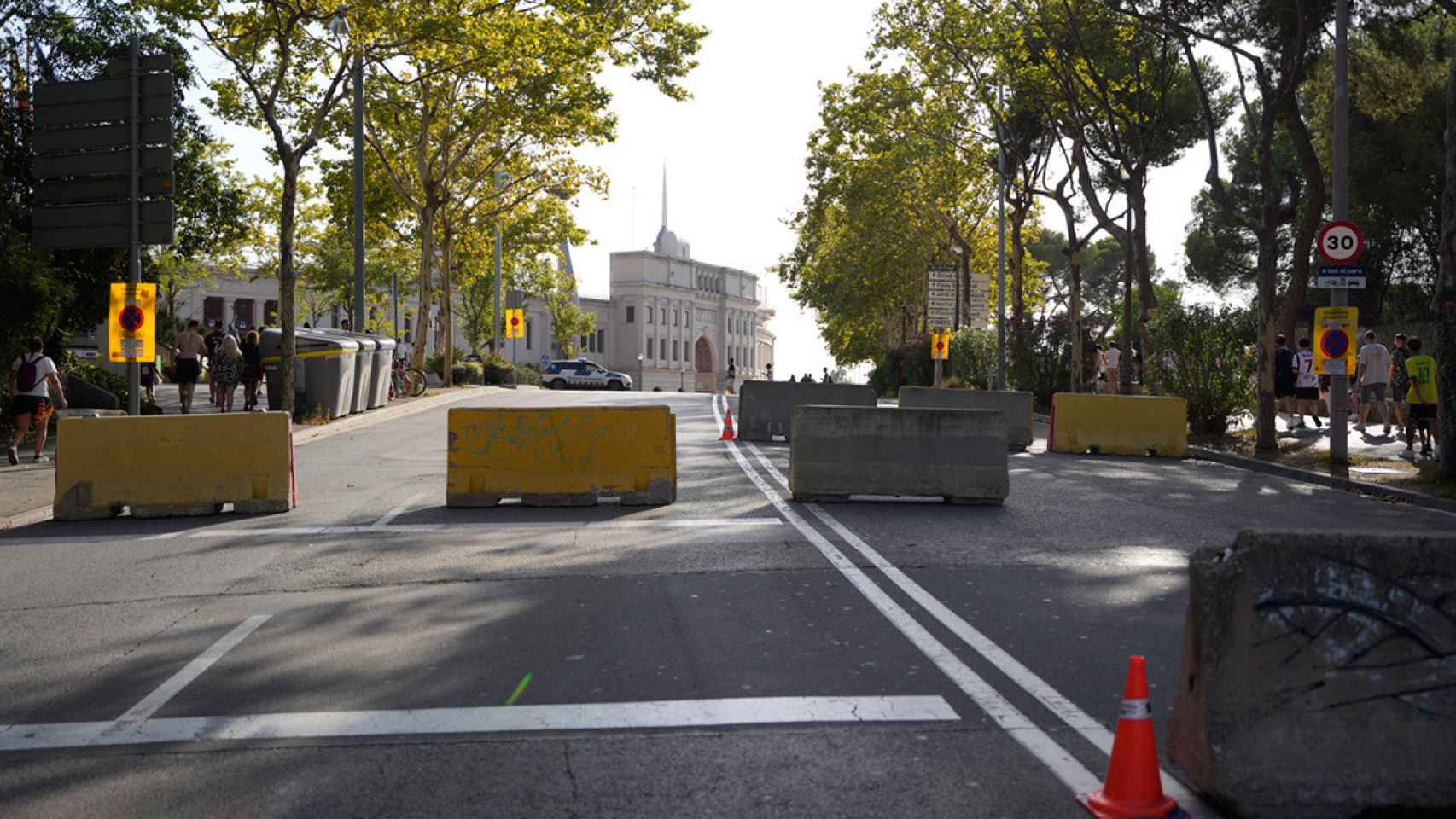 Barreras de las fuerzas de seguridad para impedir el paso a los vehículos privados / CULEMANÍA