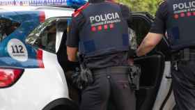 Dos agentes de Mossos d'Esquadra efectuando una detención
