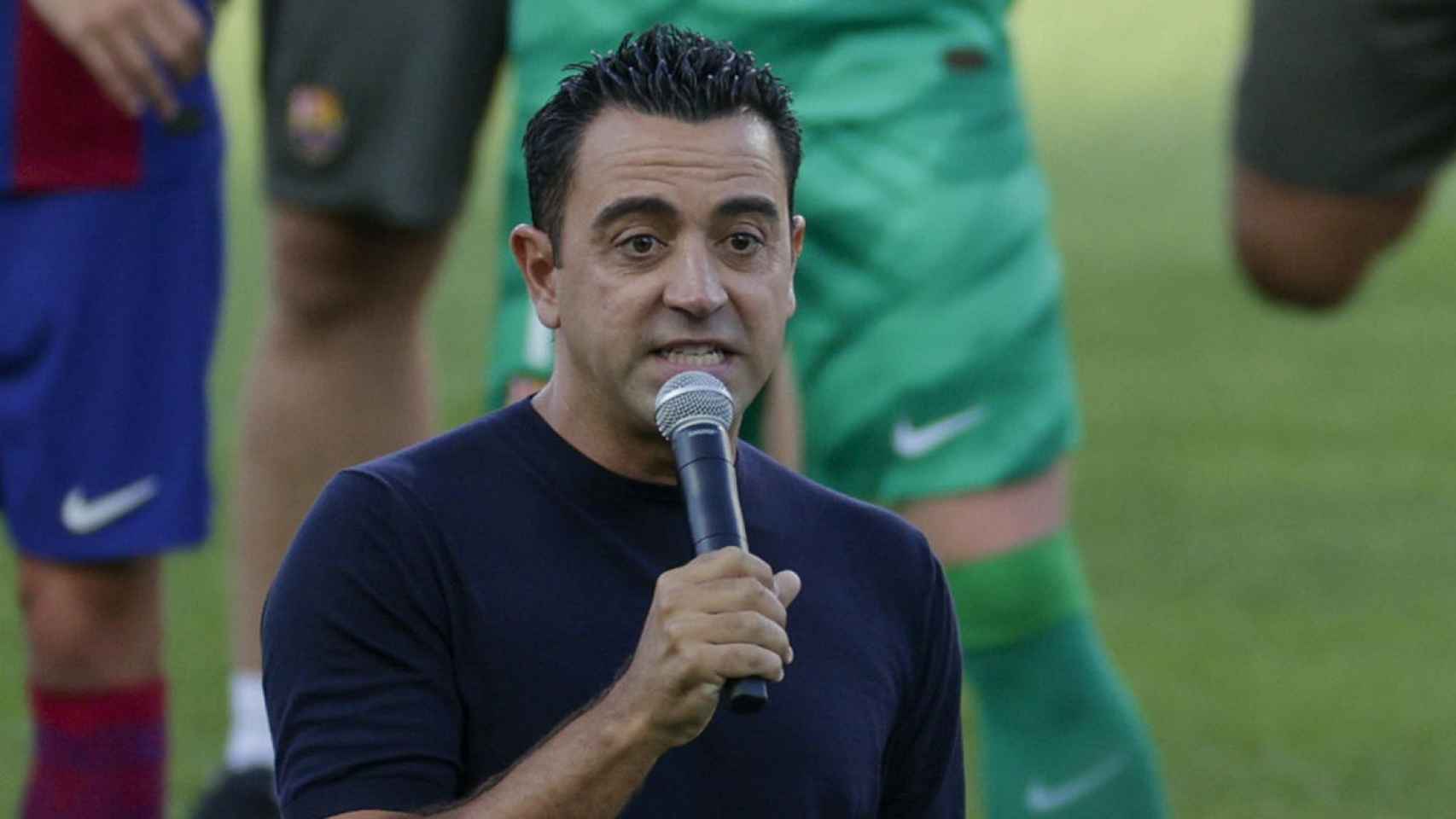 Xavi Hernández, durante el parlamento a la afición del Barça en el Gamper