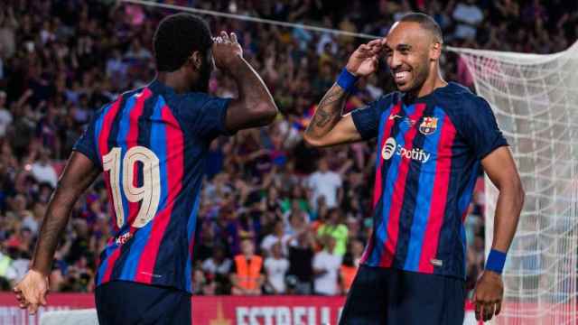 Kessie y Auba celebran un gol con el Barça