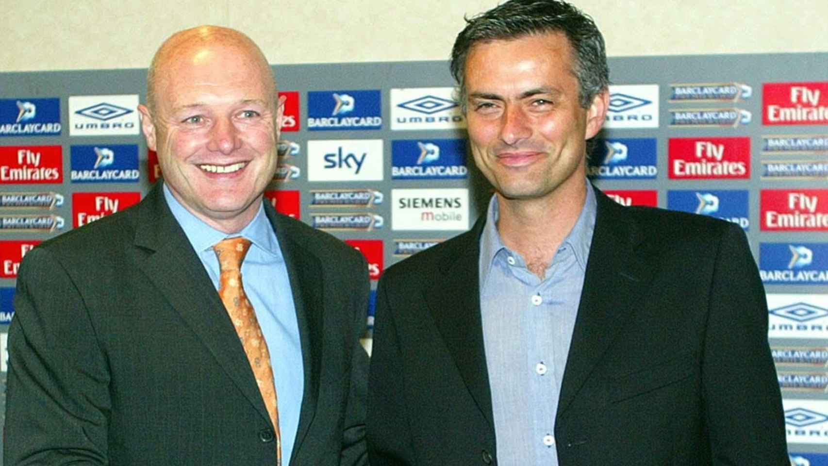 Peter Kenyon presenta a José Mourinho como nuevo técnico del Chelsea en 2004