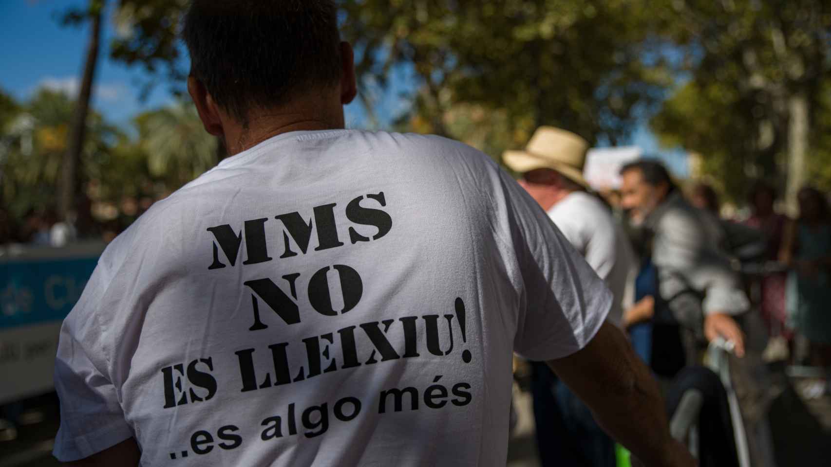 Un hombre viste con una camiseta a favor del agricultor de Balaguer (Lleida) Josep Pàmies