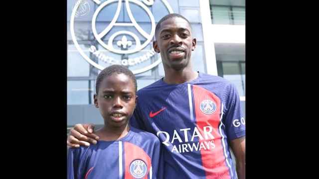 Dembelé posa como nuevo jugador del PSG