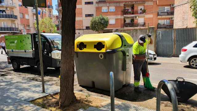 Un operario  limpiando los contenedores en Lleida