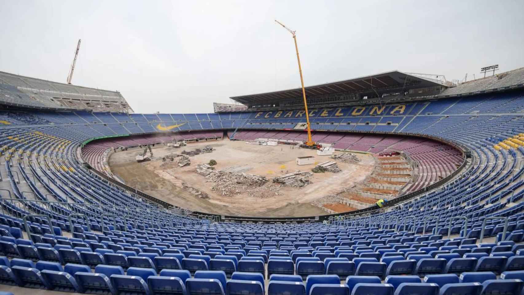 Imagen del antiguo Camp Nou durante las obras de remodelación
