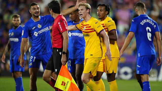 Frenkie de Jong y Jules Koundé, protestando una acción a un juez de línea / EFE