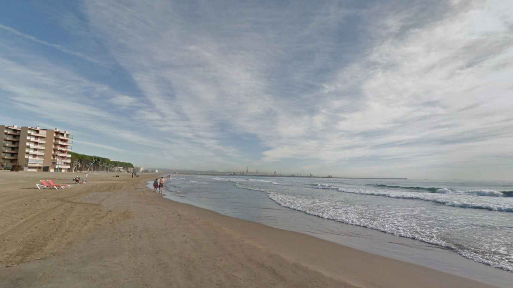 Playa de La Pineda, donde la Policía Local detuvo a un hombre por intentar ahogar a una mujer