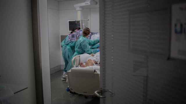 Sanitarios atienden a un paciente en un hospital de Barcelona