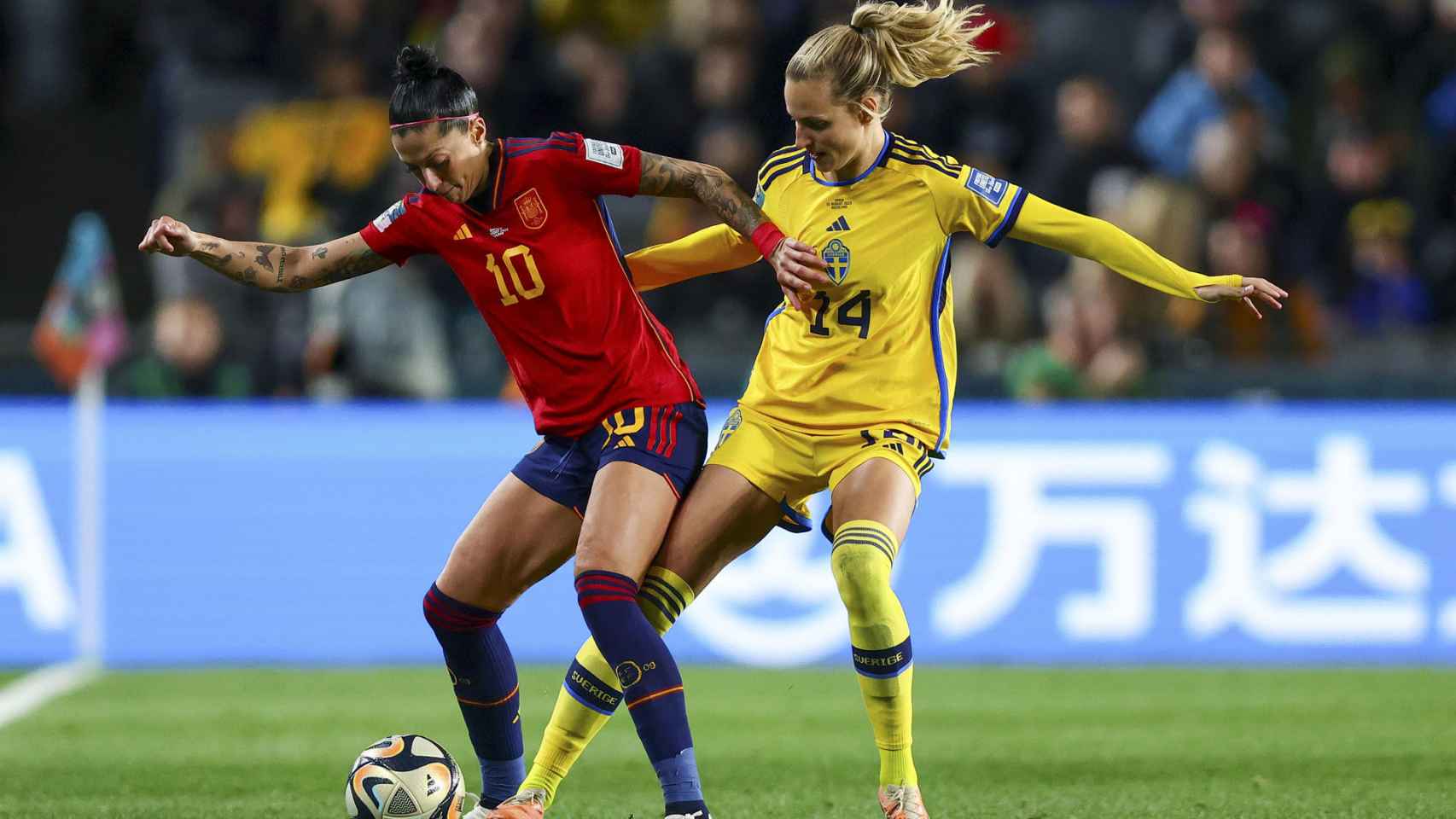 Hermoso controla el balón ante una jugadora sueca