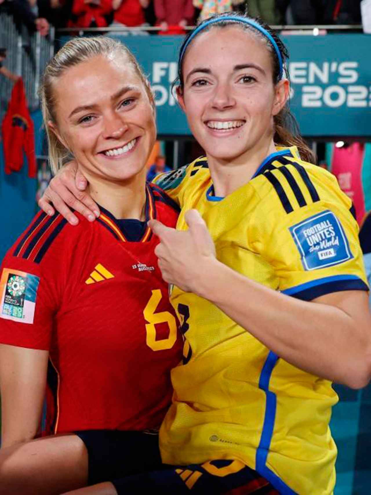 Fridolina Rölfo y Aitana Bonmatí, posando juntas tras cambiarse las camisetas / REDES