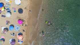 Numerosas personas disfrutan de un día de playa en la Costa Brava, a 30 de julio de 2023, en Tossa de Mar, Girona