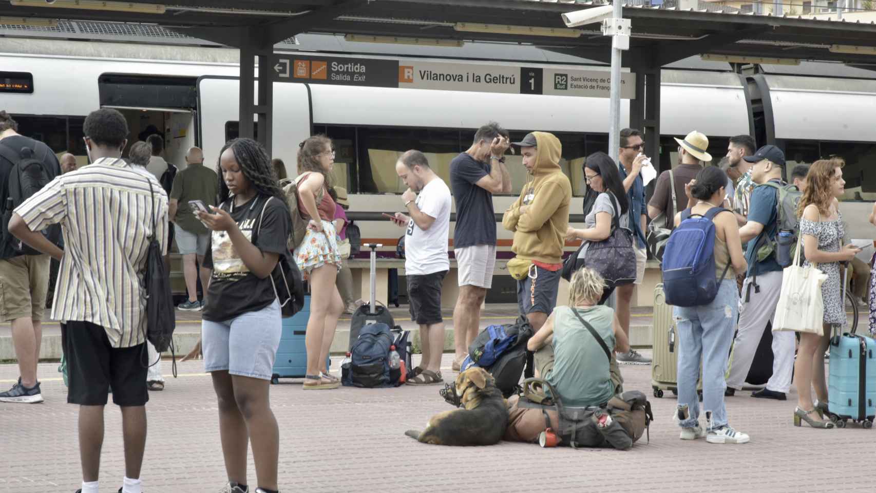 Aglomeración de usuarios en la estación en Vilanova i la Geltrú, una de las afectadas por el descarrilamiento de un tren en Sitges