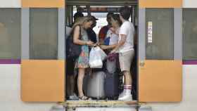 Varias personas en el interior de un tren en Vilanova i la Geltrú, una de las estaciones afectadas