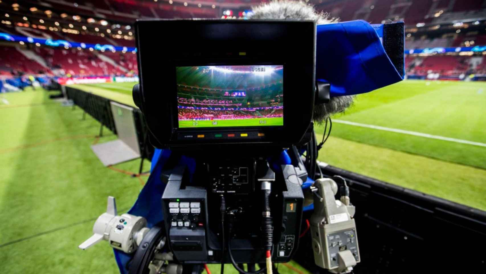 Cámaras de retransmisión antes de un partido de fútbol / REDES