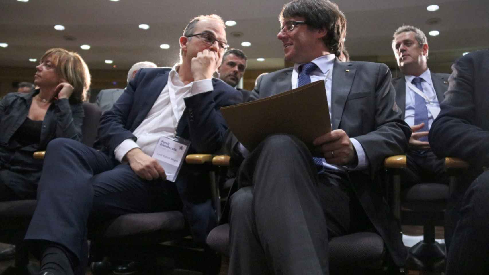 jordi Turull (i), secretario general de Junts, con el 'expresident' fugado  Carles Puigdemont
