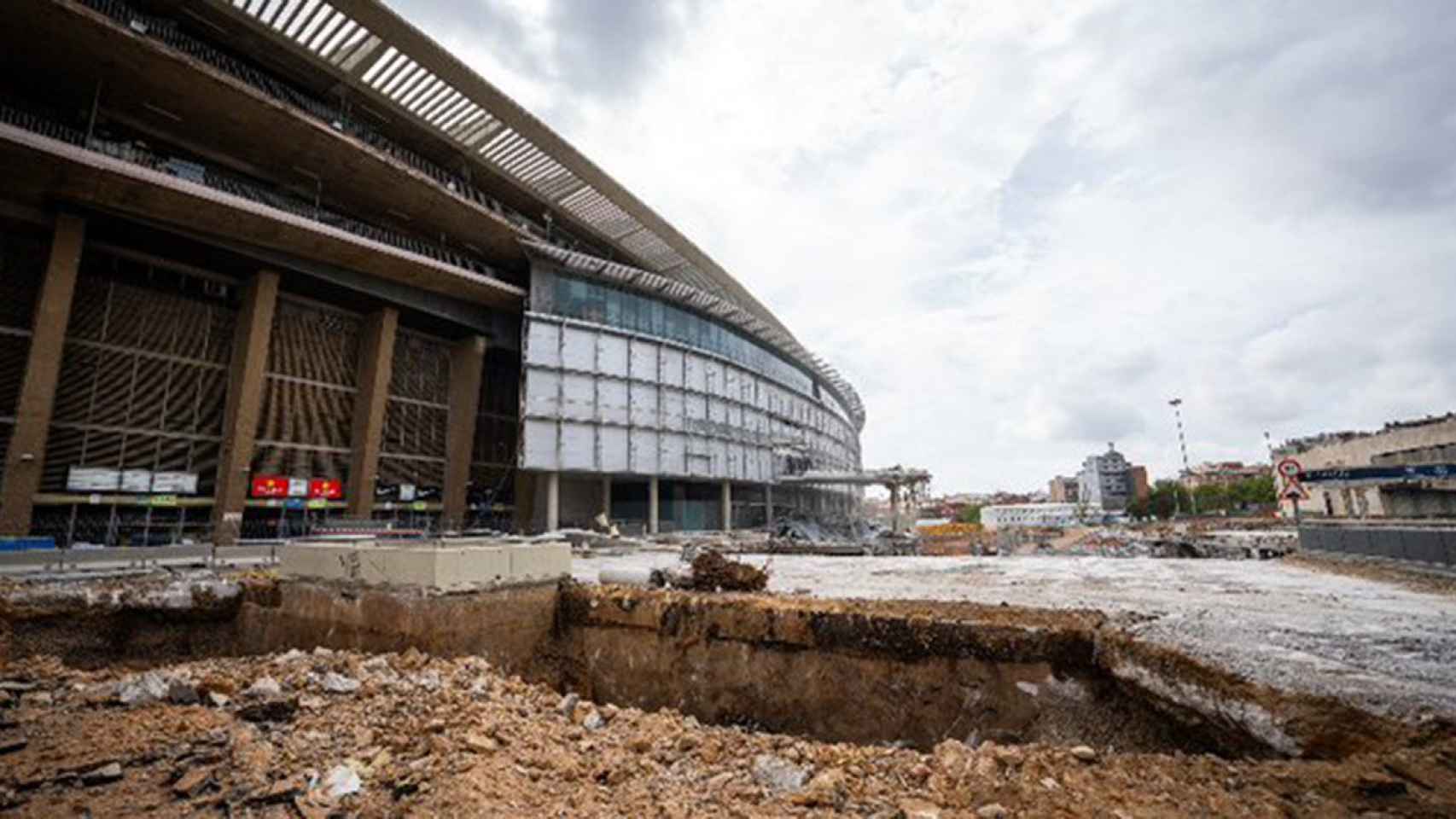 El agujero que se ha realizado en los exteriores del Camp Nou