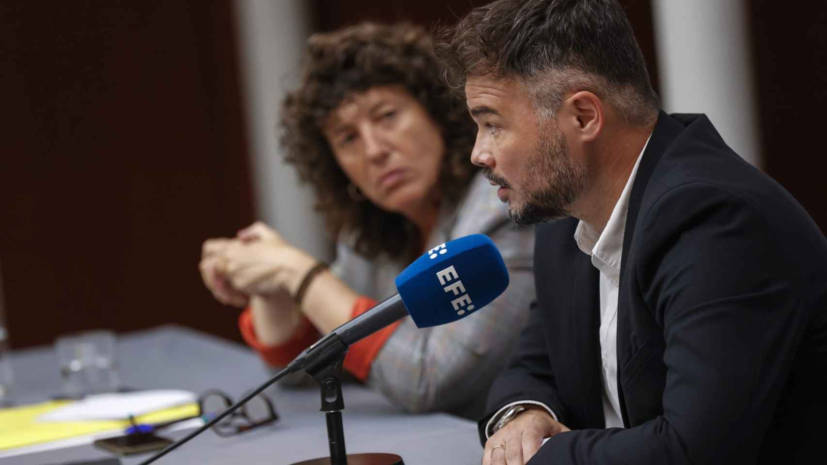 Los diputados Gabriel Rufián y Teresa Jordà, de ERC, en rueda de prensa