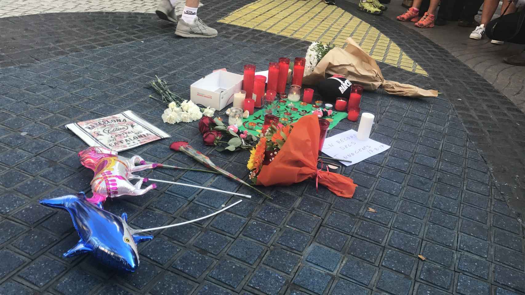 Velas y flores en recuerdo de las víctimas del 17A en las Ramblas de Barcelona