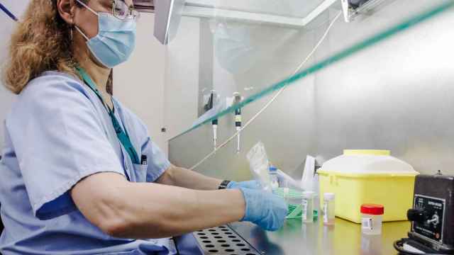 Una enfermera sostiene una de las pruebas de análisis para la viruela del mono