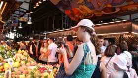 Una turista hace una foto en el Mercado de La Boquería