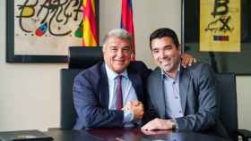Deco y Laporta, estrechándose la mano en las oficinas del Barça / FCB