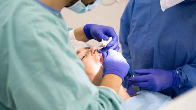 Un ortodontista trabaja en un implante