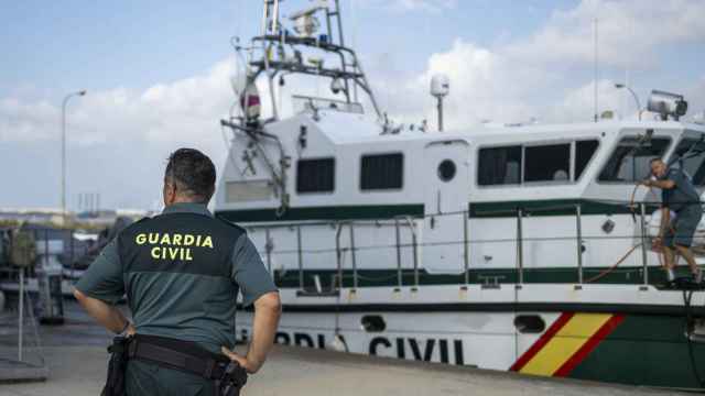 Un agente de la Guardia Civil durante una patrulla marítima en el Puerto de Barcelona, a 4 de julio de 2023