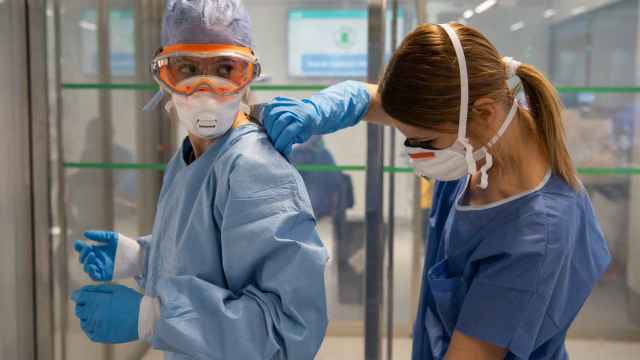 Dos sanitarias del Hospital Clínic utilizan mascarilla durante la pandemia