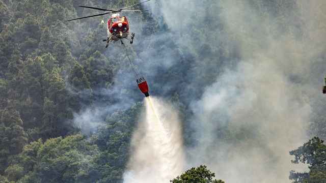 Un hidroavión trabaja en la extinción del incendio forestal en Tenerife