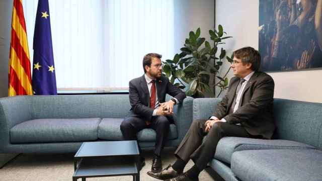 El presidente de la Generalitat, Pere Aragonès (i), y su antecesor Carles Puigdemont (d)