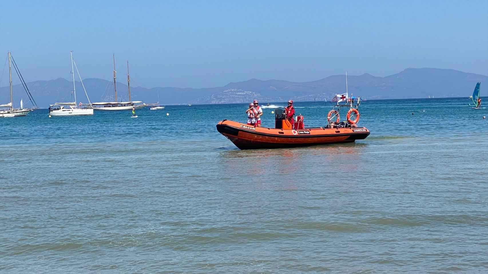 La Cruz Roja examina el agua afectada por el vertido en la playa de Riells