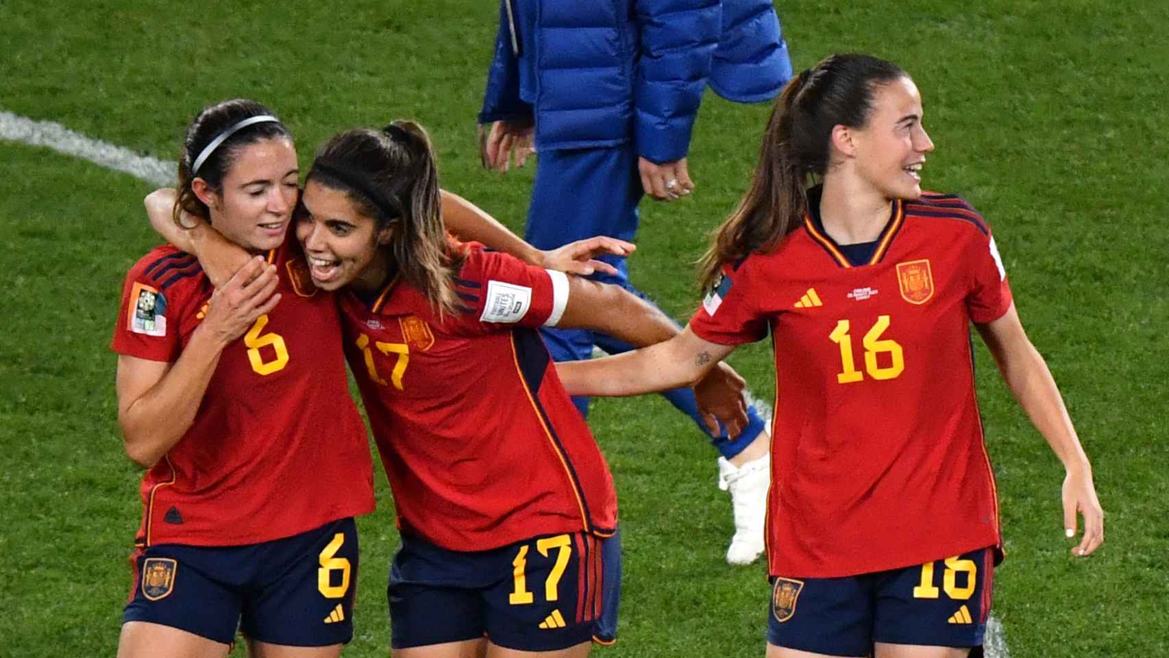 Aitana Bonmatí (i), Alba Redondo (c) y María Pérez (d), jugadoras de la Selección femenina de fútbol