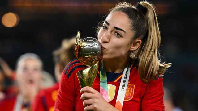 Olga Carmona besa la copa tras ganar España el Mundial