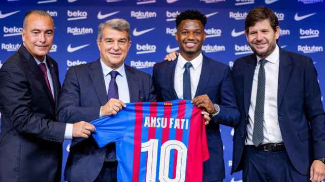 Laporta y Ansu Fati celebran la renovación del delantero por el Barça, en 2021