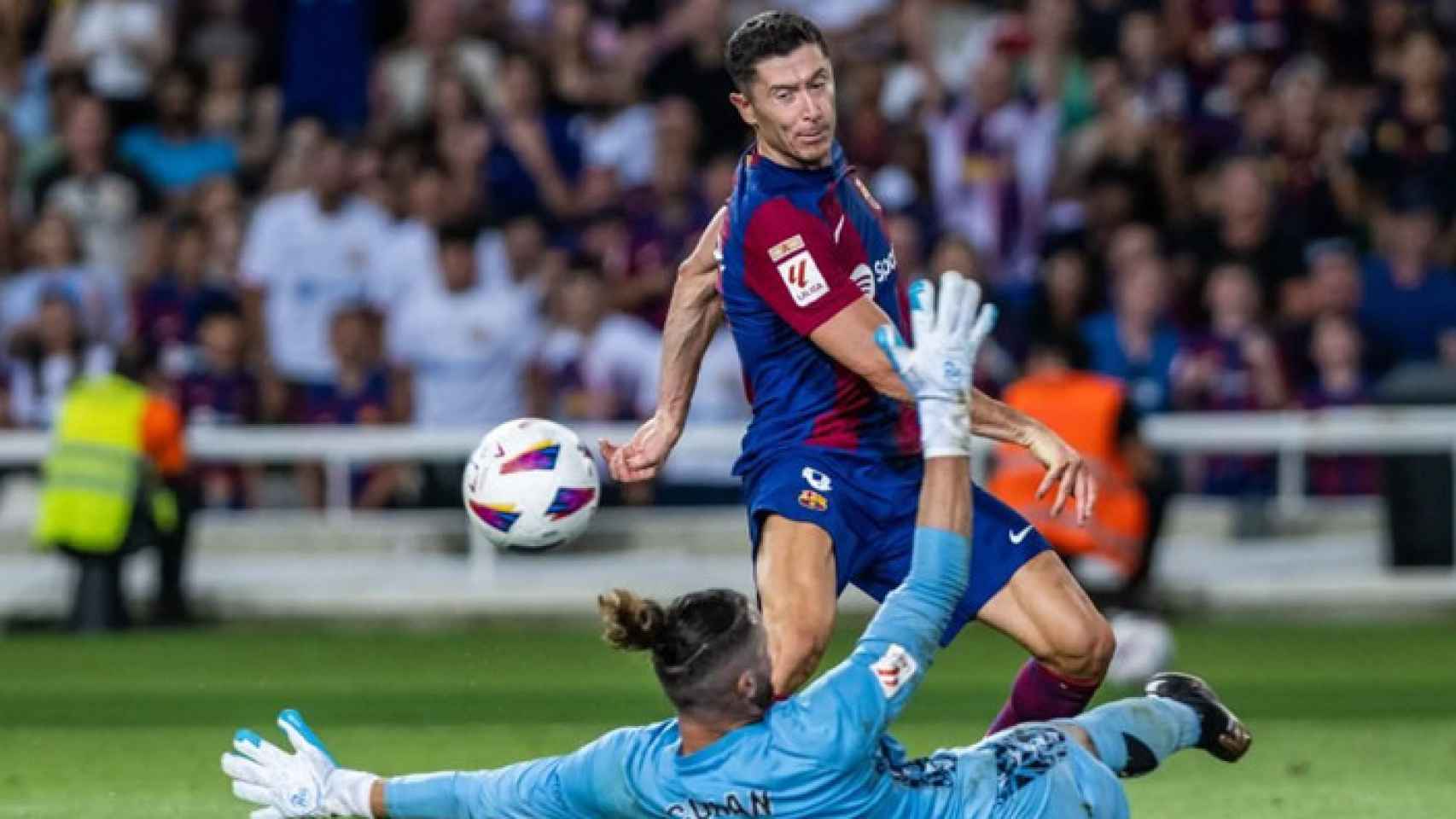 Lewandowski intenta superar a Conan Ledesma en el Barça-Cádiz