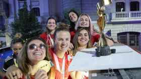 Las jugadores de España posan con la Copa del Mundo en Madrid
