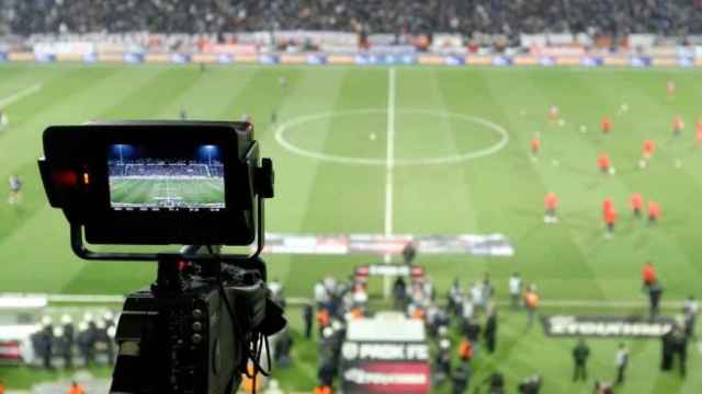 Una cámara de televisión durante un partido de fútbol de la Liga