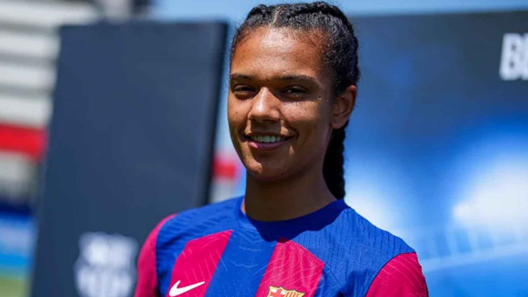 Esmee Brugts posa por primera vez con la camiseta del Barça Femenino